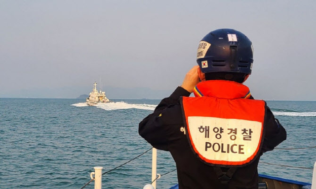 해경이 경비함정 등을 동원해 수색하고 있다. 부안해경