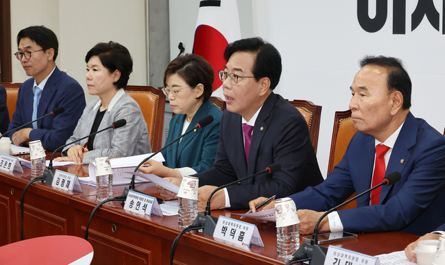 송언석(왼쪽 네번째) 국민의힘 비상대책위원장 겸 원내대표가 17일 국회에서 열린 비상대책위원회의에서 발언하고 있다. [연합뉴스]