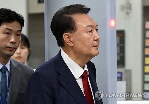 12.3 비상계엄 사태 관련 내란 혐의를 받는 윤석열 전 대통령이 9일 서울 서초구 서울중앙지방법원에서 구속 전 피의자 심문(영장실질심사)을 마치고 법원을 나서고 있다.  [사진공동취재단=연합뉴스]