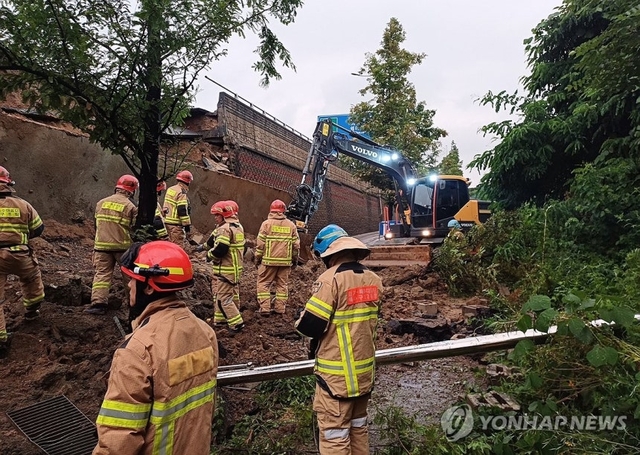 오산 가장교차로 고가도로 옹벽 붕괴 [연합뉴스]