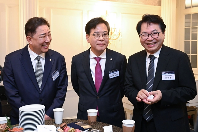 17일 열린 2025 국민공공정책포럼에서 김병기(왼쪽부터) 더불어민주당 당대표 직무대행 겸 원내대표, 송언석 국민의힘  비상대책위원장 겸 원내대표, 이한주 국정기획위원회 위원장이 대화하고 있다. [연합뉴스]