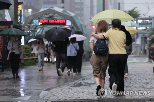 비가 내리는 16일 서울 강남역 부근도로에서 시민들이 이동하고 있다. 이날 기상청은 중부지방과 호남을 중심으로 많은 비를 예보했다. [연합뉴스]