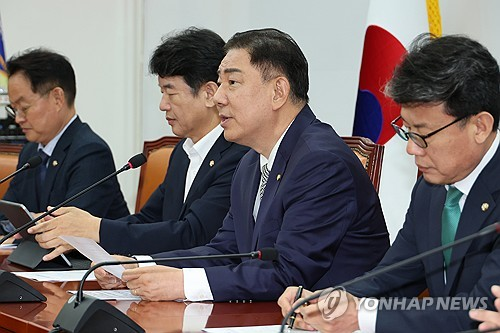 김병기(오른쪽에서 두번째) 더불어민주당  당대표 직무대행 겸 원내대표가 17일 서울 여의도 국회에서 열린 정책조정회의에서 발언하고 있다. [연합뉴스]