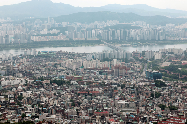 남산 N서울타워에서 바라본 서울 시내 아파트 단지 모습. [연합뉴스]