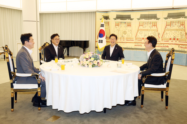 이재명 대통령이 17일 서울 한남동 관저에서 우원식 국회의장, 김민석 국무총리와 만찬 자리를 갖고 있다. 왼쪽부터 강훈식 대통령비서실장, 우 의장, 이 대통령, 김 총리.<대통령실통신사진기자단·연합뉴스>