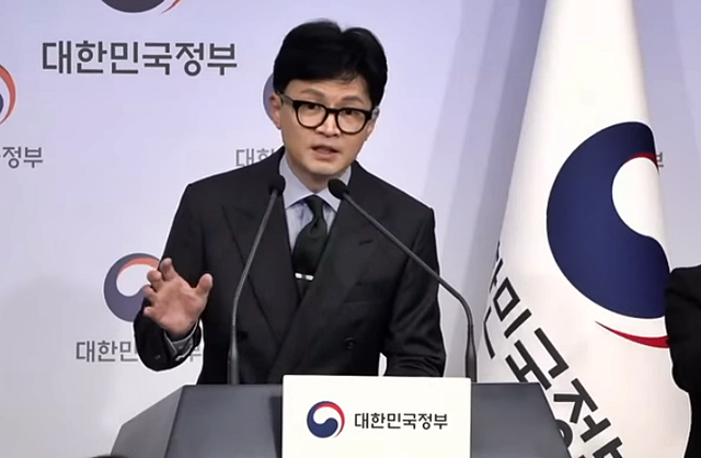 지난 2023년 7월18일 한동훈 당시 법무부 장관이 오전 서울 종로구 정부서울청사 별관에서 열린 엘리엇 국제투자분쟁(ISDS) 사건 판정 후속조치 관련 브리핑에서 질문에 답변을 하고 있다.<법무부 공식 유튜브 채널 ‘법TV’ 영상 갈무리>