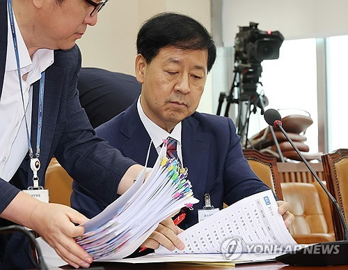 구윤철(오른쪽) 경제부총리 겸 기획재정부 장관 후보자가 17일 국회 기획재정위원회에서 열린 인사청문회에 출석해 관계자와 자료를 정리하고 있다. [연합뉴스]