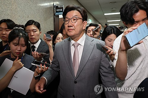 국민의힘 권성동 원내대표가 5일 서울 여의도 국회에서 국민의힘 비상대책위원장실을 나와 원내대표실로 향하며 취재진의 질문을 받고 있다. [연합뉴스]