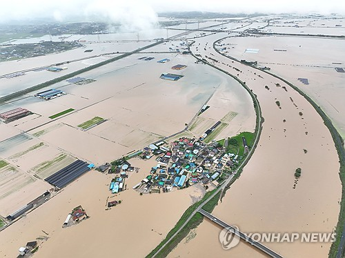 17일 충남 예산군 삽교읍 용동3리 일대 마을이 폭우로 침수돼 있다. [예산=연합뉴스]