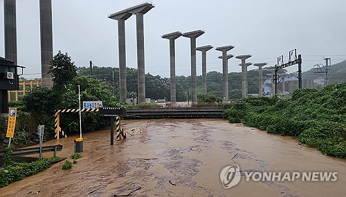 폭우가 쏟아진 17일 오전 세종시 전동면 일대를 흐르는 하천이 범람 위기를 맞고 있다. 세종에는 이날 오전 1시 12분 ‘호우경보’가 발효됐다.  [독자 제공=연합뉴스]