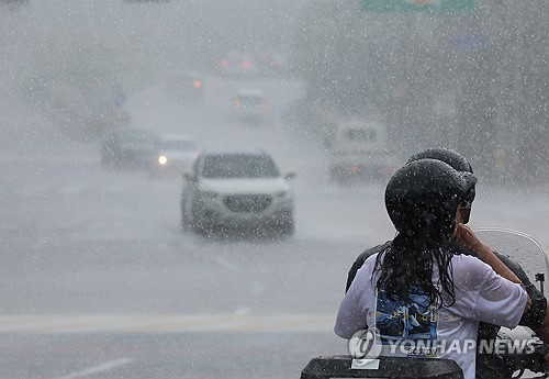 18일 오후 제주시 아라동 산천단 입구에 게릴라성 폭우가 쏟아지고 있다. [제주=연합뉴스]