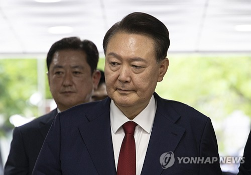 12·3 비상계엄과 관련해 특검의 수사를 받는 윤석열 전 대통령이 9일 서울 서초구 서울중앙지법에서 열린 영장실질심사에 출석하기 위해 법정으로 향하고 있다.  [사진공동취재단=연합뉴스]