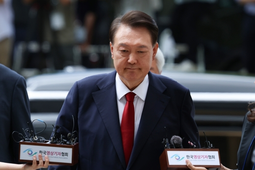 12·3 비상계엄과 관련해 특검의 수사를 받는 윤석열 전 대통령이 지난 9일 서울 서초구 서울중앙지법에서 열린 영장실질심사에 취재진의 질문을 받으며 출석하고 있다.  [사진공동취재단=연합뉴스]