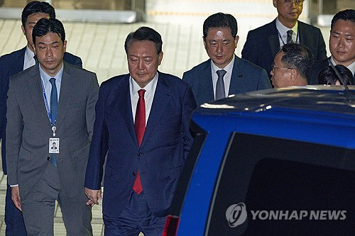 윤석열 전 대통령이 지난 9일 서울 서초구 서울중앙지법에서 열린 구속 전 피의자 심문(영장실질심사)이 끝난 뒤 법원을 떠나고 있다. [사진공동취재단=연합뉴스]