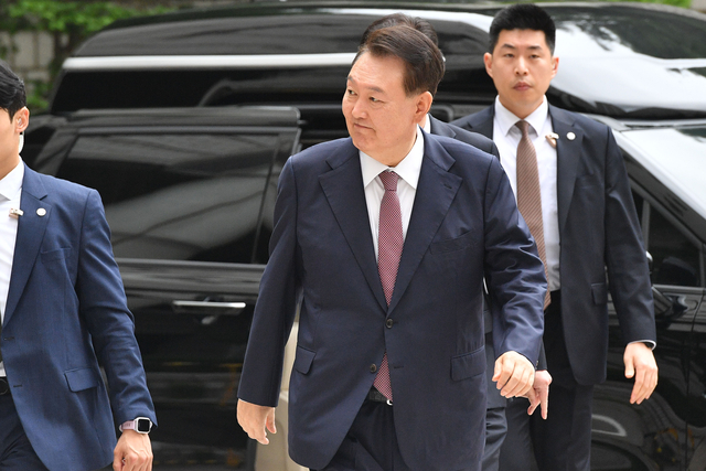 윤석열 전 대통령이 3일 서울 서초구 서울중앙지방법원에서 열린 내란 우두머리 혐의·직권남용 권리행사 방해 혐의 사건 9차 공판에 출석하고 있다. 사진공동취재단=연합뉴스.
