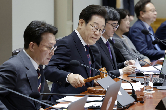 이재명 대통령이 지난 7월5일 서울 용산 대통령실 청사에서 열린 국무회의에서 의사봉을 두드리며 개회 선언을 하고 있다.<대통령실통신사진기자단·연합뉴스>