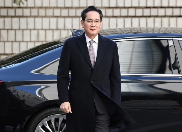 부당합병·회계부정 혐의로 재판에 넘겨진 이재용 삼성전자 회장에게 무죄가 확정됐다. 대법원 3부(주심 오석준 대법관)는 지난 7월17일 자본시장법상 부정거래행위·시세조종, 업무상 배임 등 혐의로 기소된 이 회장에게 전부 무죄를 선고한 원심 판결을 확정했다. 사진은 지난 2월3일 서울 서초구 서울고법에서 열린 부당합병·회계부정 혐의 항소심 선고공판에 출석하는 이재용 삼성전자 회장.<연합뉴스 자료사진>