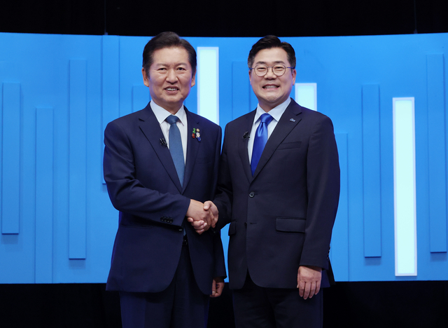 더불어민주당 대표 선거에 출마한 정청래(왼쪽)·박찬대 의원이 지난 16일 서울 양천구 목동 SBS에서 TV토론회를 실시하기 전 기념촬영을 하고 있다. [국회사진기자단]