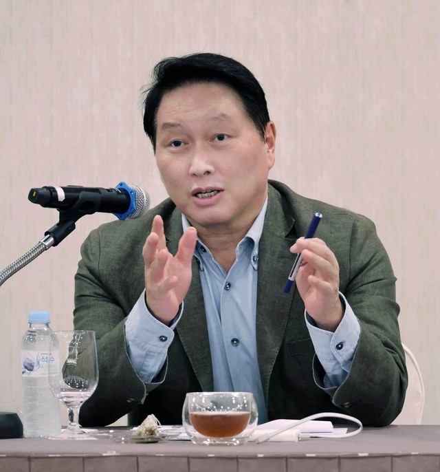 대한상의 하계포럼서 기자간담회 중인 최태원 SK그룹 회장. 대한상의 제공