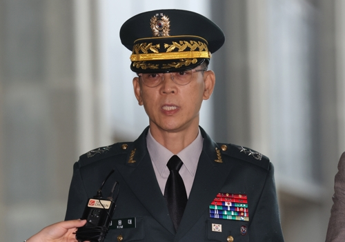 김용대 드론작전사령관이 17일 내란특검 사무실이 마련된 서울 서초구 서울고검에 조사를 받기 위해 출석하며 미리 준비한 글을 읽고 있다.   [연합뉴스]