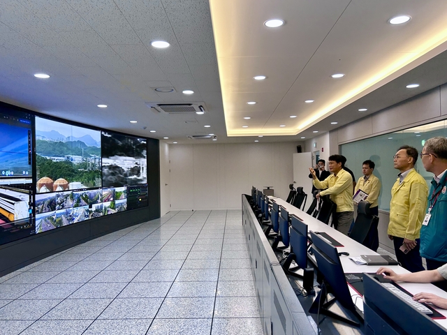 김호철 산업부 지역경제정책관과 이상훈 한국산업단지공단 이사장이 20일 울산국가산업단지 통합안전관리센터에서 재해취약 지역에 대한 안전관리 사항을 점검하고 있다. [산단공]