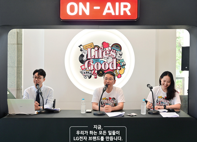 조주완(가운데) LG전자 대표가 지난달 23일 서울 여의도 LG트윈타워에서 열린 ‘Life’s Good ON AIR(지금, 우리가 하는 모든 일들이 LG전자 브랜드를 만듭니다)’ 행사에서 라디오 DJ로 참여해 브랜드 가치를 실천한 임직원들의 사연을 소개하고 있다. LG전자 제공