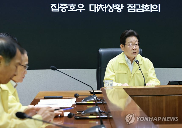 이재명 대통령이 18일 정부서울청사 중앙재난안전상황실 서울상황센터에서 열린 집중호우 대처상황 점검회의에서 발언하고 있다.  연합뉴스