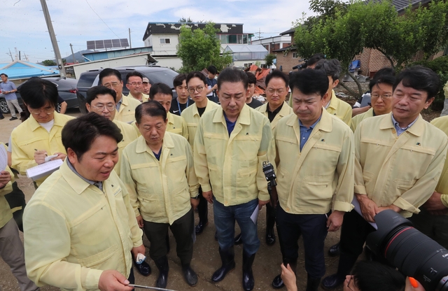김병기(가운데) 더불어민주당 대표 직무대행 겸 원내대표와 김병주(왼쪽 두번째) 최고위원, 문진석 원내운영수석부대표(오른쪽) 등 민주당 지도부가 20일 충남 아산시 염치읍 수해 현장을 찾아 오세현(왼쪽) 시장의 현황 보고를 받고 있다. [연합뉴스]