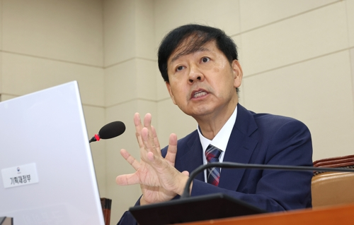 구윤철 경제부총리 겸 기획재정부 장관 후보자가 지난 17일 국회 기획재정위원회에서 열린 인사청문회에서 의원 질의에 답변하고 있다. 이재명 대통령은 18일 구윤철 장관 후보자에 대한 임명안을 재가했다. [연합뉴스]