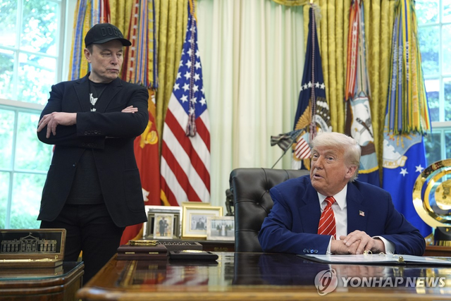 지난 5월 30일(현지시간) 백악관에서 일론 머스크 테슬라 CEO와 도널드 트럼프 미국 대통령. 연합뉴스