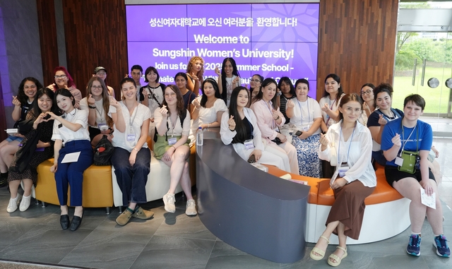 성신여대 ‘2025 Ultimate Styling with K-Beauty and Culture’
썸머스쿨에 참여한 국제학생 및 교원들이 기념사진을 촬영하고 있다.  [성신여대 제공]
