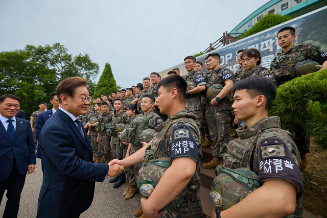 이재명 대통령이 지난 6월13일 경기도 연천군 육군 25사단 비룡전망대를 방문해 장병들을 격려하는 모습을 이튿날(14일) 대통령실이 SNS를 통해 공개했다.<이재명 대통령 SNS>