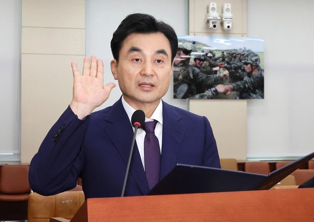 안규백 국방부 장관 후보자가 지난 7월15일 국회 국방위원회에서 열린 인사청문회에서 선서하고 있다.<연합뉴스 사진>