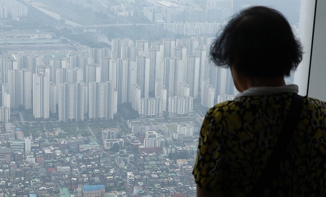 한 시민이 서울 아파트·빌라 밀집 지역을 바라보고 있다.<연합뉴스>