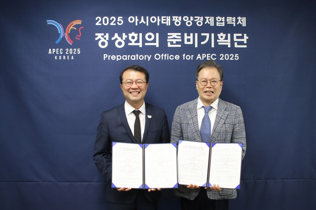 허인권(왼쪽) 청호나이스 전무와 김지준(오른쪽) APEC 준비기획단 기획실장이 22일 인천 송도 컨벤시아 행사장에서 열린 업무협약 체결식에서 기념촬영을 하고 있다. 청호나이스 제공