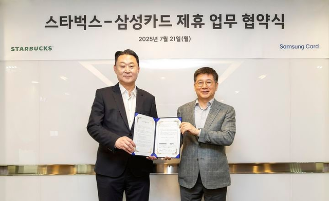 손정현(왼쪽) 스타벅스 코리아 대표이사와 김이태(오른쪽) 삼성카드 사장이 21일 서울 중구 삼성카드 본사에서 업무협약 체결 후 기념촬영을 하고 있다. 스타벅스 제공.