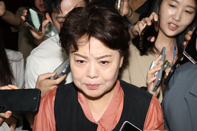 윤희숙 국민의힘 혁신위원장이 지난 7월17일 국회 본청에서 열린 당 비상대책위원회의에 참석한 뒤 나와 취재진의 질문을 받고 있다. 윤 혁신위원장은 전날 나경원·윤상현·장동혁 의원과 송언석 비상대책위원장 겸 원내대표에게 거취 결정을 요구하는 인적쇄신안을 발표했다.<연합뉴스 사진>