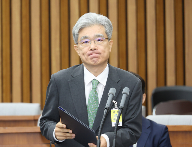 김상환 헌법재판소장 후보자가 지난 21일 국회에서 열린 인사청문회에서 이재정 국회 헌법재판소장 인사청문특별위원회 위원장에게 선서문을 제출하러 가고 있다. [연합뉴스]