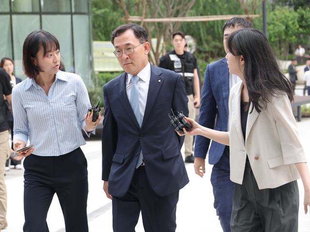 정근수 전 신한은행 부행장이 23일 서울 종로구 KT광화문빌딩에 마련된 김건희 여사 관련 의혹을 수사 중인 민중기 특별검사팀 사무실에 출석하고 있다. [연합뉴스]