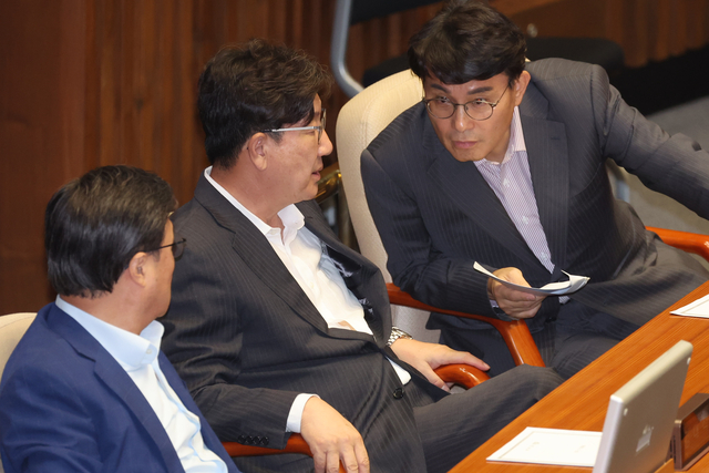 권성동 국민의힘 의원과 윤상현 의원이 23일 국회 본회의에서 대화하고 있다. [연합뉴스]