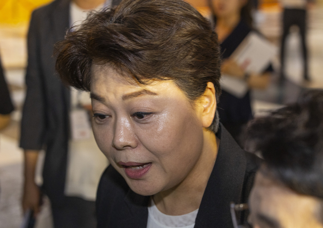 윤희숙 국민의힘 혁신위원장이 23일 오후 국회에서 본회의 직후 다시 열린 당 의원총회에 입장하고 있다.