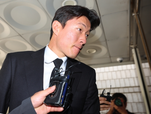 불법 촬영 혐의로 1심에서 징역 1년에 집행유예 2년을 선고받은 축구선수 황의조가 19일 서울 서초구 서울고등법원에서 열린 2심 첫 공판에 출석하고 있다.  [연합뉴스]