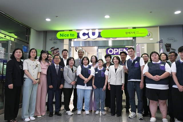 지난 25일 경기도 성남 한국국제협력단(KOICA) 본관에서 열린 장애인 편의점 4호점 개소식에서 민승배 BGF리테일 대표(왼쪽 6번째)와 주요 관계자들이 기념촬영을 하고 있다. BGF리테일 제공