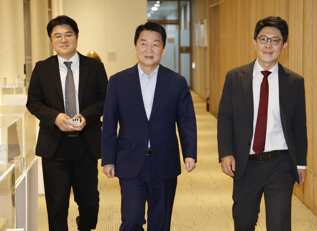 국민의힘 당대표 선거 출마를 선언한 안철수 의원이 지난 24일 오세훈 서울시장과 오찬 회동을 위해 서울시청으로 들어서고 있다. [연합뉴스]