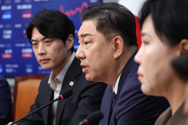 김병기 더불어민주당 대표 직무대행 겸 원내대표가 28일 국회에서 열린 최고위원회의에서 발언하고 있다. [연합뉴스]