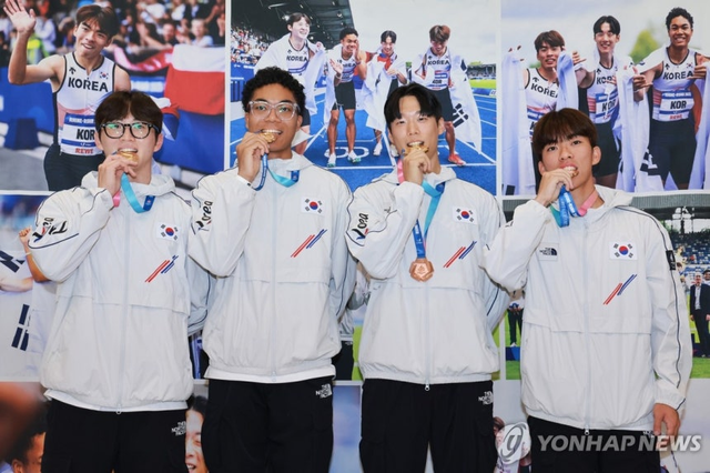 2025 라인-루르 하계 세계대학경기대회(U대회) 육상 남자 계주 400ｍ에서 금메달을 딴 서민준(왼쪽부터), 나마디 조엘진, 이재성, 김정윤이 29일 인천국제공항 제1여객터미널을 통해 귀국, 메달을 들고 기념 촬영하고 있다.연합뉴스