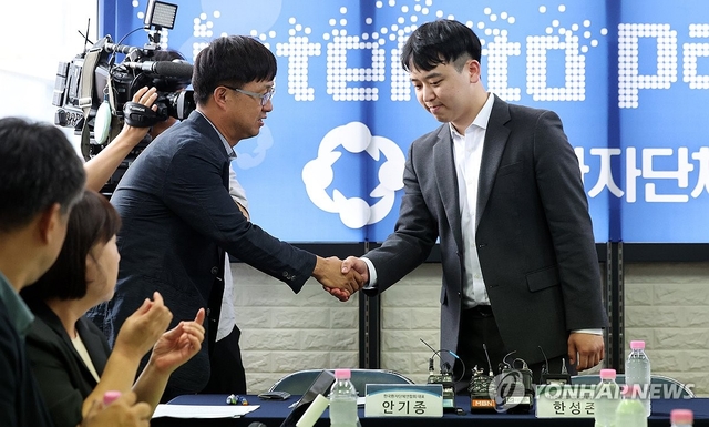한성존(오른쪽) 대한전공의협의회 비상대책위원장이 지난 28일 서울 영등포구 한국환자단체연합회 사무실을 방문해 안기종 대표와 악수하고 있다. 연합뉴스