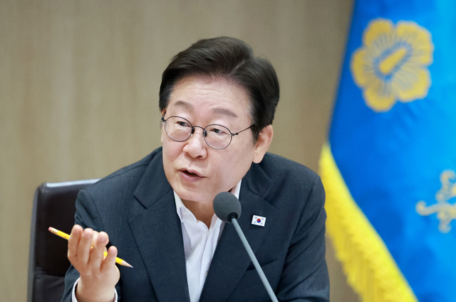 이재명 대통령이 29일 서울 용산 대통령실 청사에서 열린 국무회의에서 국무위원들과 중대재해 근절대책 토론을 하며 발언하고 있다. [연합뉴스 제공]
