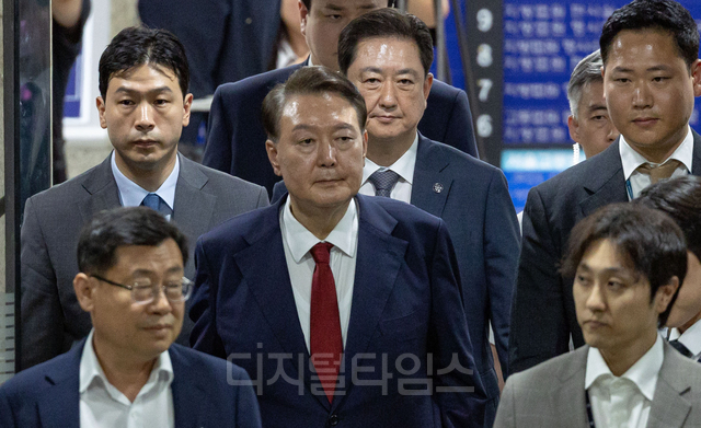 윤석열 전 대통령이 지난달 9일 서울 서초구 서울중앙지방법원에서 열린 2차 구속 전 피의자 심문(영장실질심사)을 마친 뒤 서울구치소로 향하고 있다. [사진공동취재단]