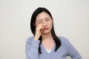 물놀이 후 눈이 간질간질?…여름철 각·결막염 ‘주의보’